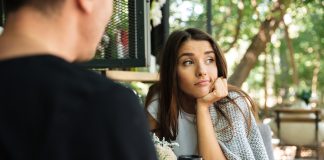 5 signes du langage corporel que quelqu’un n’est pas en vous, disent les thérapeutes