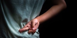 5 signes que votre partenaire est un menteur pathologique, selon les thérapeutes