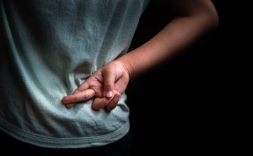 5 signes que votre partenaire est un menteur pathologique, selon les thérapeutes