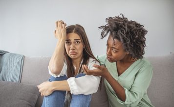6 drapeaux rouges de l’amitié que vous ne devriez jamais ignorer, disent les thérapeutes