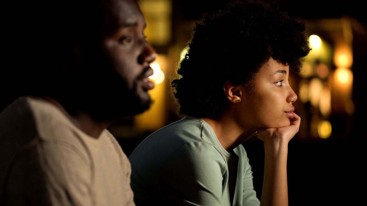 femme déçue lors d'un rendez-vous à l'aveugle raté, difficultés relationnelles, moment gênant