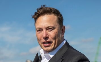 Elon Musk menace de poursuites judiciaires et suspend le compte Twitter qui suit son jet