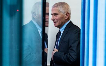 Fauci répond à l’attaque Twitter de Musk et évalue la réponse COVID du monde