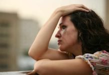 Une crise avec un visage de femme