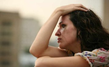 Une crise avec un visage de femme